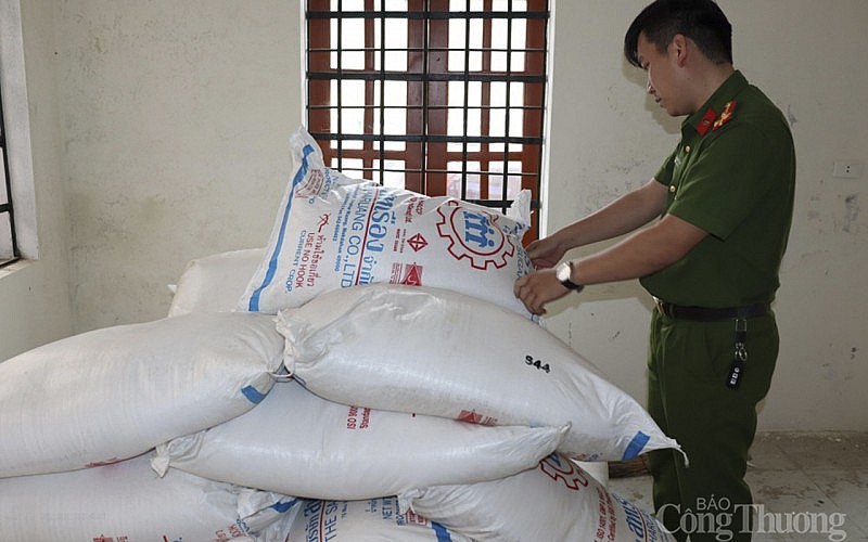 Nghệ An: Thu giữ 1,3 tấn đường cát 'lậu' tại một cửa hàng tạp hóa