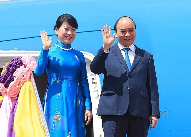 Chủ tịch nước Nguyễn Xuân Phúc và Phu nhân tại Sân bay Không quân Hoàng gia Thái Lan.