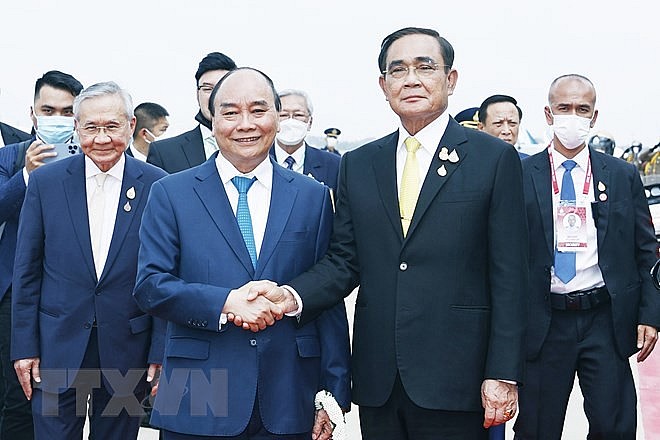 Thủ tướng Thái Lan Prayut Chan-o-cha và Phu nhân đón Chủ tịch nước Nguyễn Xuân Phúc và Phu nhân tại Sân bay Không quân Hoàng gia Thái Lan