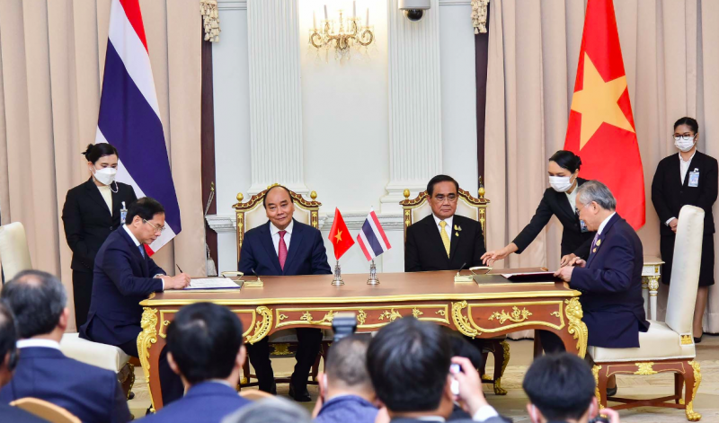Chủ tịch nước Nguyễn Xuân Phúc và Thủ tướng Prayut Chan-o-cha chứng kiến lễ ký kết năm văn kiện hợp tác