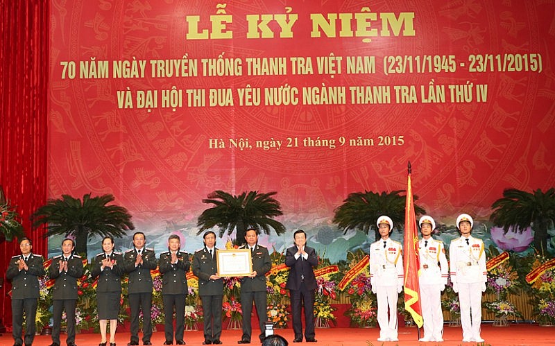 Thay mặt Đảng, Nhà nước, Chủ tịch nước Trương Tấn Sang đã trao tặng ngành thanh tra Việt Nam Huân chương Độc lập hạng Nhất - Ảnh: VGP/Lê Sơn