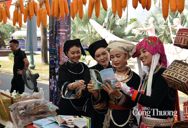Sắc màu không gian văn hóa các dân tộc tại Làng Văn hóa Sắc màu không gian văn hóa các dân tộc tại Làng Văn hóa