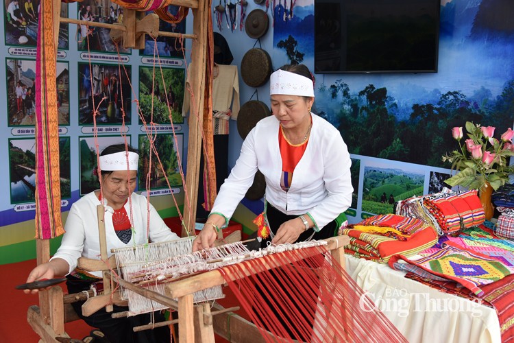 Sắc màu không gian văn hóa các dân tộc tại Làng Văn hóa