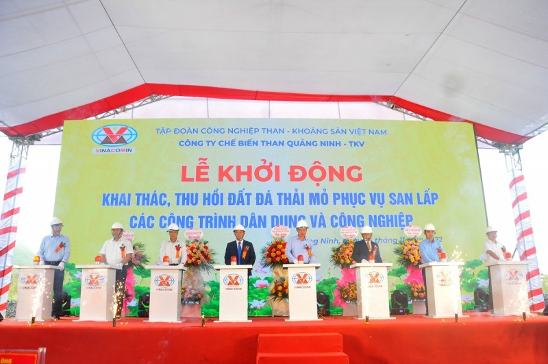 Các đại biểu ấn nút khởi động Khai thác, thu hồi đất đá thải mỏ phục vụ san lấp các công trình dân dụng và công nghiệp trên địa bàn tỉnh Quảng Ninh