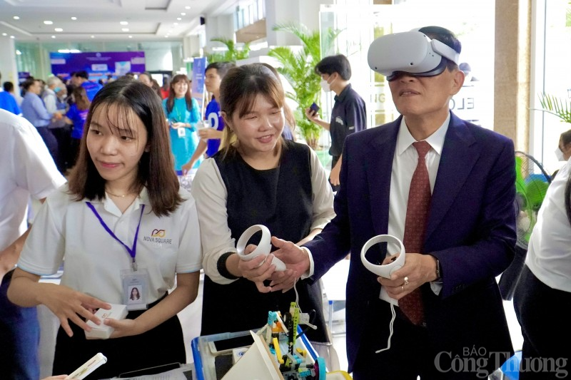 Thứ trưởng Trần Văn Tùng trải nghiệm công nghệ Thực tế ảo - VR tại Ngày hội.