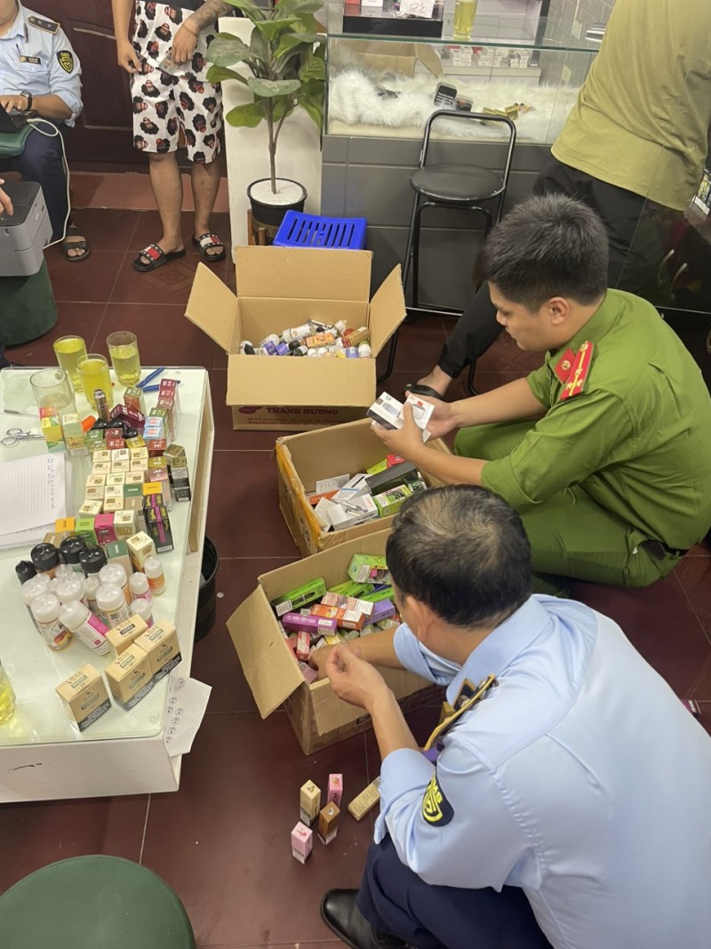 Quản lý thị trường Hà Nội: Thu giữ hàng trăm sản phẩm thuốc lá điện tử tại Tây Hồ