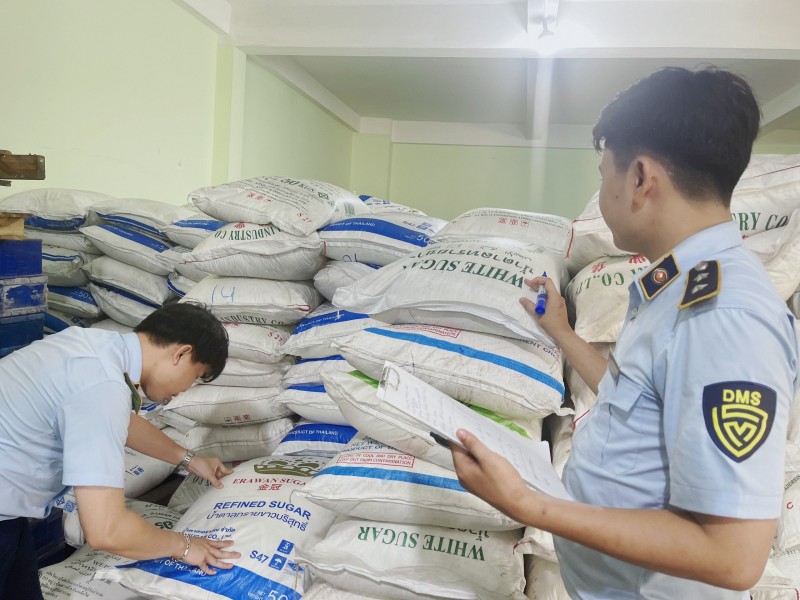 Quản lý thị trường Phú Yên thu giữ 35 tấn đường cát không có nhãn phụ