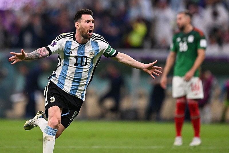 Messi ăn mừng bàn thắng trong trận đấu với Mexico tại World Cup 2022 tại sân vận động Lusail (Ảnh: Bloomberg)