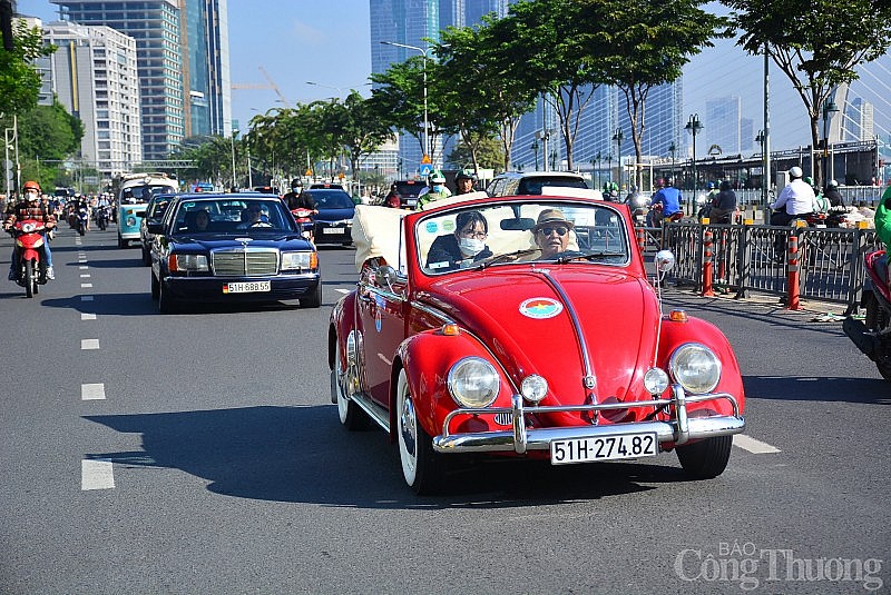 Hàng chục chiếc xe cổ độc lạ diễu hành quảng bá du lịch TP. Hồ Chí Minh