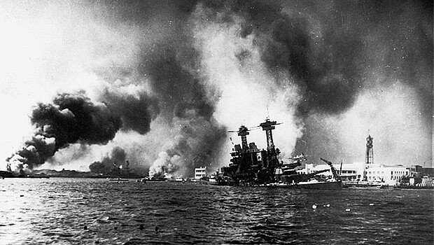 8/12/1941: Rạng sáng, không quân của hạm đội Nhật bất ngờ tập kích vào Trân Châu Cảng. 