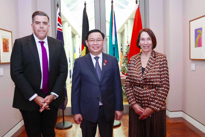 Chủ tịch Quốc hội Vương Đình Huệ chụp ảnh chung với Chủ tịch Thượng viện Australia Sue Lines và Chủ tịch Hạ viện Milton Dick
