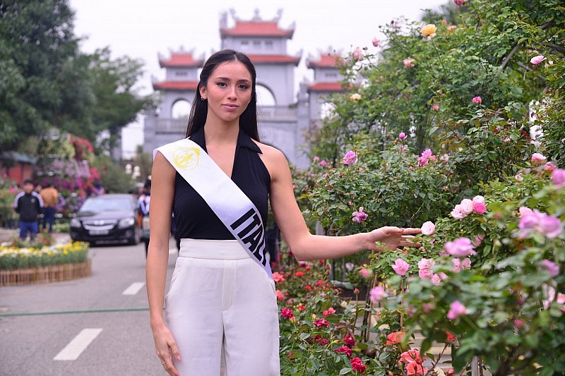Hà Nội: Thí sinh Miss Tourism World 2022 khoe sắc tại Lễ hội hoa Mê Linh