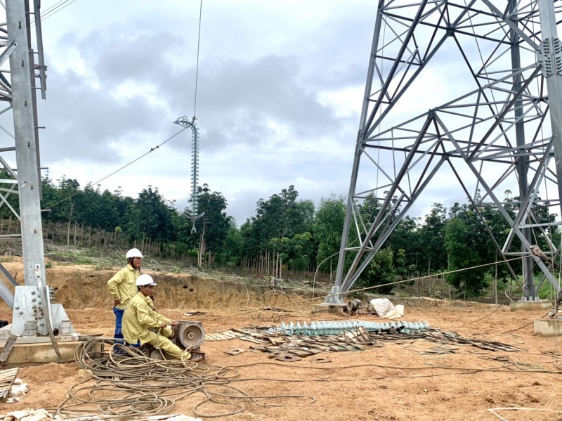 Công nhân thi công tuyến đường dây 500kV mạch 3 tại tỉnh Kon Tum