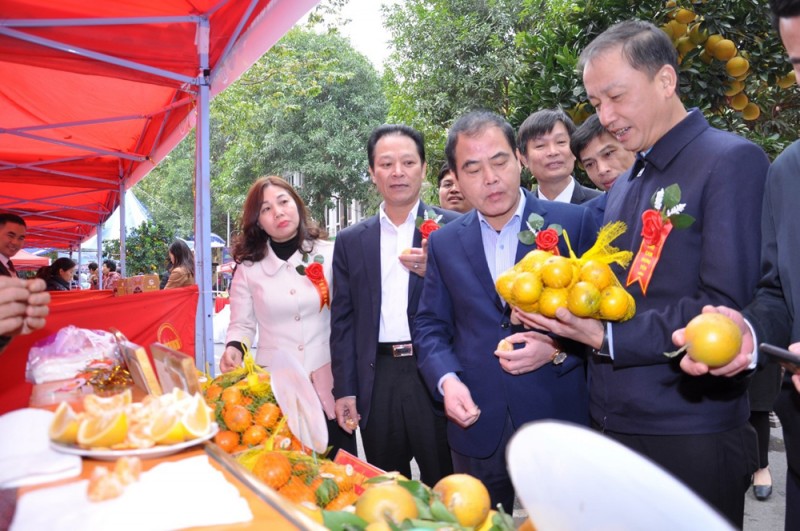 Các đại biểu tham quan gian hàng và động viên nhà vườn tại Phiên chợ cam Hưng Yên năm 2022