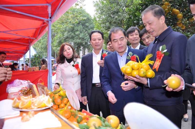 Các đại biểu tham quan gian hàng và động viên nhà vườn tại Phiên chợ cam Hưng Yên năm 2022 Các đại biểu tham quan gian hàng và động viên nhà vườn tại Phiên chợ cam Hưng Yên năm 2022