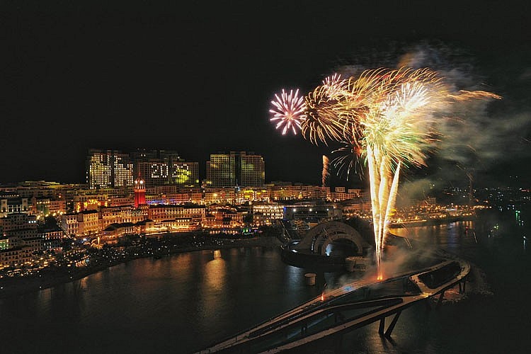 Màn bắn pháo hoa nghệ thuật trên Cầu Hôn đã chính thức mở sang một năm mới 2023 đầy màu sắc