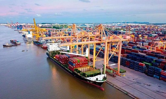 Cảng biển tất bật hoạt động xuyên Tết, đón tàu