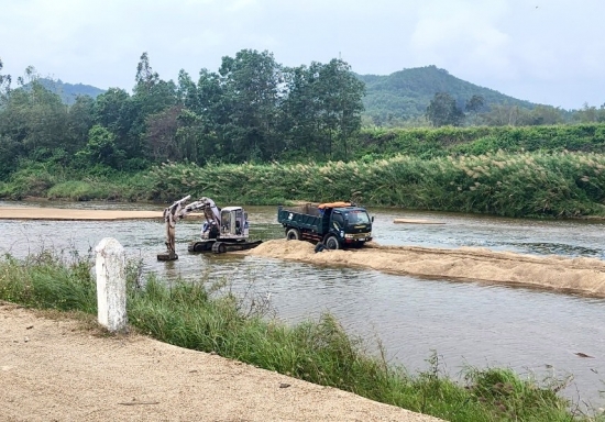 Doanh nghiệp khai thác cát rầm rộ, người dân lo sạt lở bờ sông
