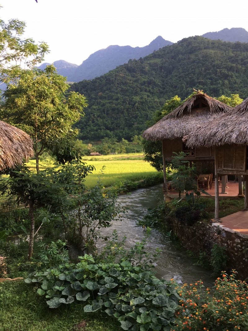 Về bản Hang hít thở không khí trong lành, thưởng thức điệu Khặp của cô gái Thái