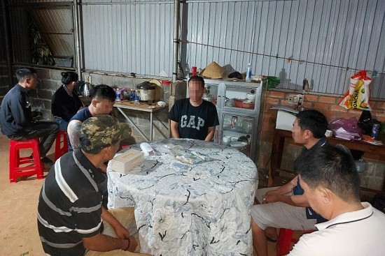 Đắk Lắk: Bắt 7 con bạc đang “xì tố” ngoài rẫy