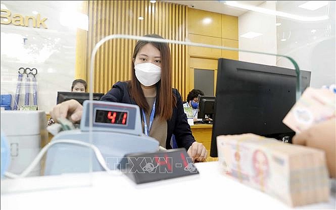 Làm thủ tục cho khách hàng vay vốn tại Ngân hàng TMCP Bảo Việt. Ảnh minh họa: Trần Việt/TTXVN