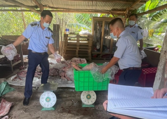 Ngăn chặn hơn 1,7 tấn thịt lợn bốc mùi chuẩn bị đưa vào các bếp ăn tại Đồng Nai