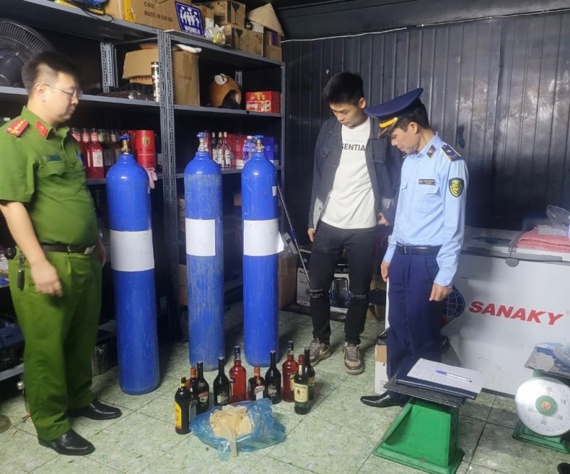 Lực lượng Quản lý thị trường tỉnh Quảng Ninh phát hiện và tạm giữ 70 bình khí N02 tại Thành phố Cẩm Phả