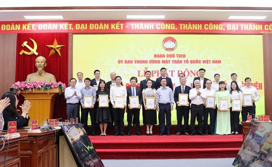 Tập đoàn Xăng dầu Việt Nam ủng hộ 1 tỷ đồng xây nhà đại đoàn kết tại tỉnh Điện Biên