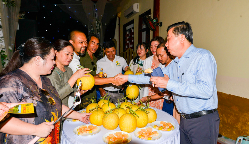 Các đại biểu tham quan tham quan các gian hàng Nông Nghiệp trưng bày trong chương trình
