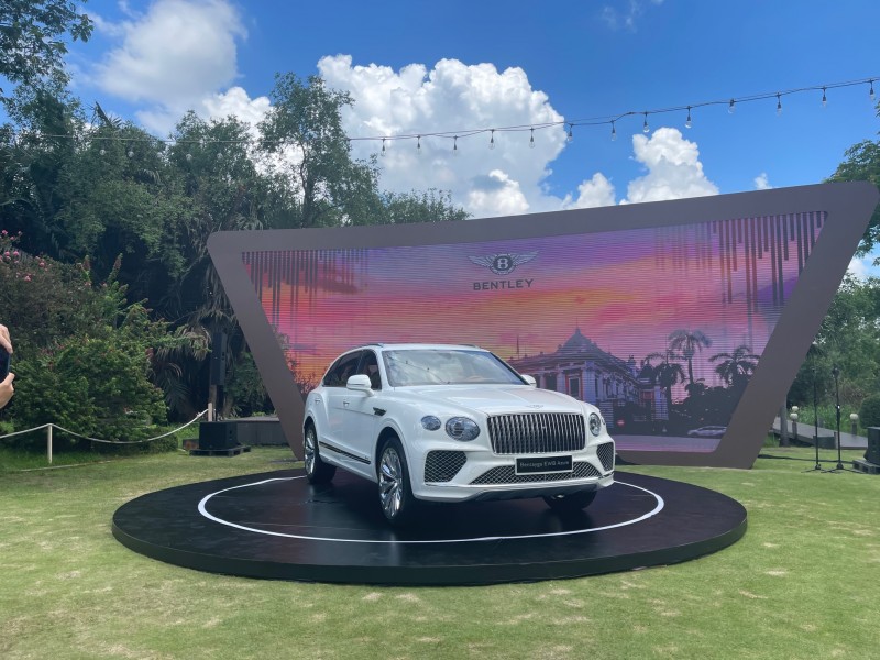 Dòng xe sang Bentayga EWB Azure của Bentley đã có mặt tại Việt Nam