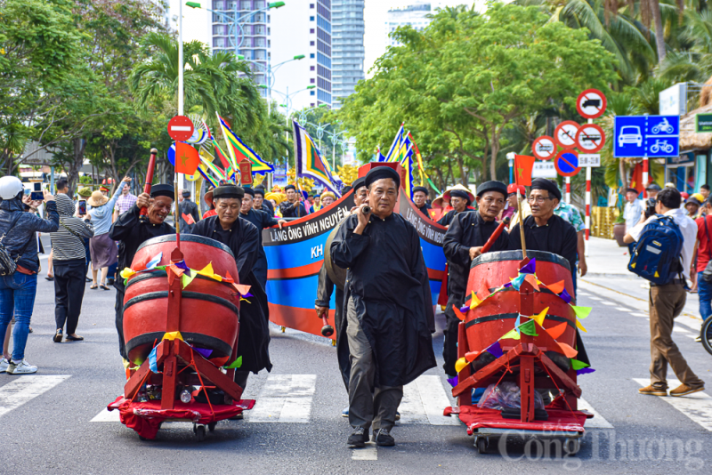 Hàng trăm ngư dân tái hiện Lễ hội Cầu ngư trên đường phố Nha Trang Hàng trăm ngư dân tái hiện Lễ hội Cầu ngư trên đường phố Nha Trang
