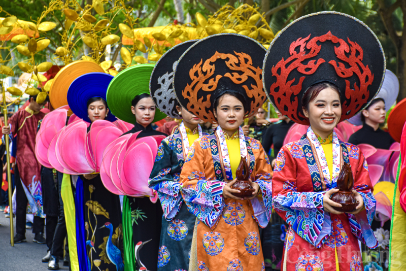 Hàng trăm ngư dân tái hiện Lễ hội Cầu ngư trên đường phố Nha Trang