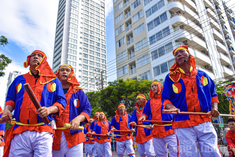 Hàng trăm ngư dân tái hiện Lễ hội Cầu ngư trên đường phố Nha Trang Hàng trăm ngư dân tái hiện Lễ hội Cầu ngư trên đường phố Nha Trang