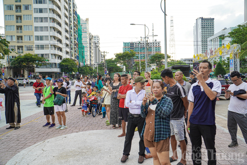 Hàng trăm ngư dân tái hiện Lễ hội Cầu ngư trên đường phố Nha Trang