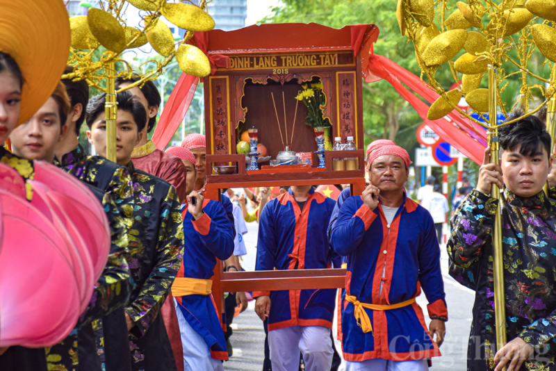 Hàng trăm ngư dân tái hiện Lễ hội Cầu ngư trên đường phố Nha Trang Hàng trăm ngư dân tái hiện Lễ hội Cầu ngư trên đường phố Nha Trang