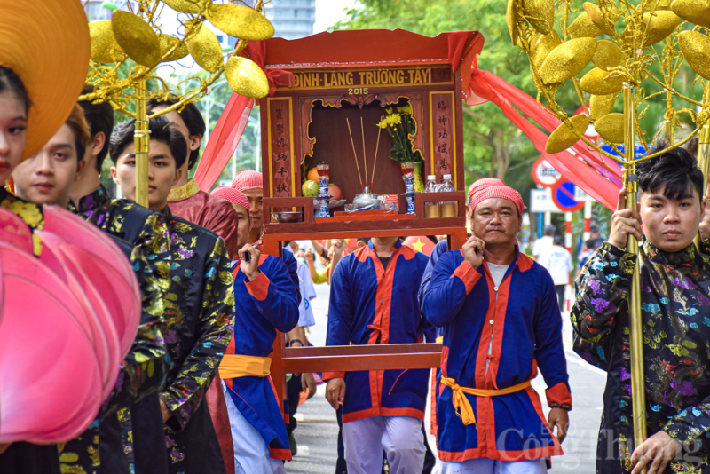 Hàng trăm ngư dân tái hiện Lễ hội Cầu ngư trên đường phố Nha Trang