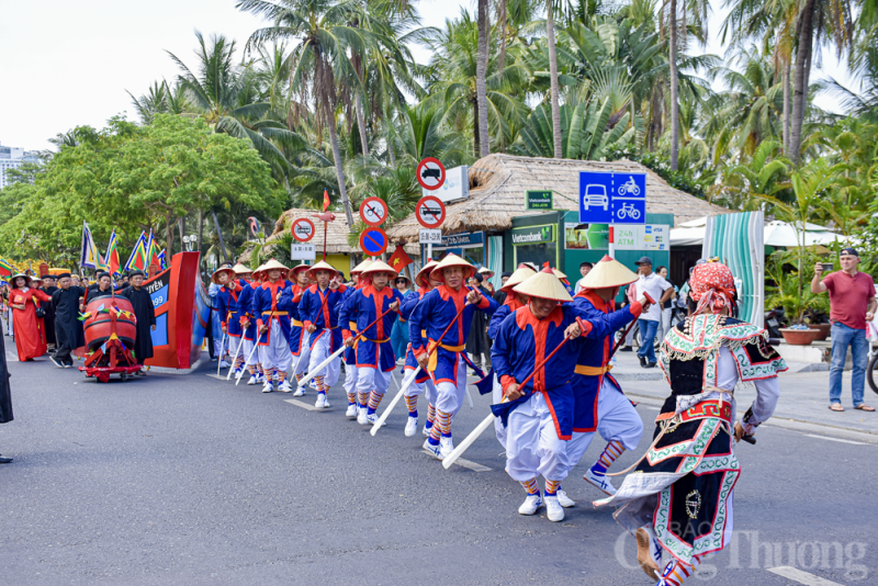 Hàng trăm ngư dân tái hiện Lễ hội Cầu ngư trên đường phố Nha Trang Hàng trăm ngư dân tái hiện Lễ hội Cầu ngư trên đường phố Nha Trang