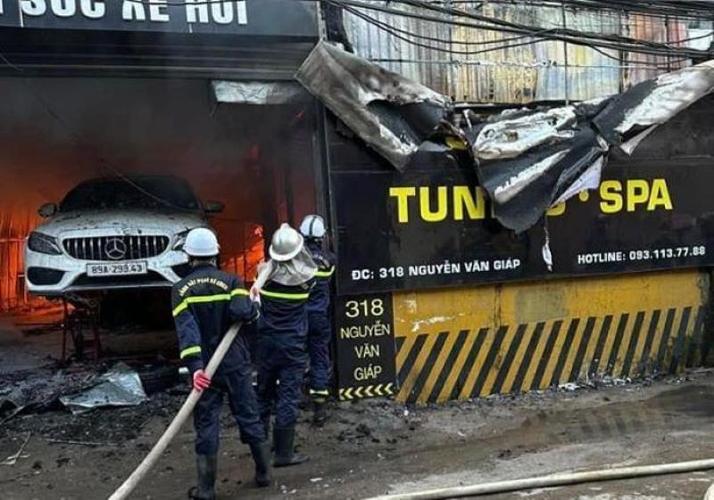 "Bà hỏa" ghé xưởng sửa chữa ô tô ở Hà Nội, nhiều xe sang bị cháy rụi