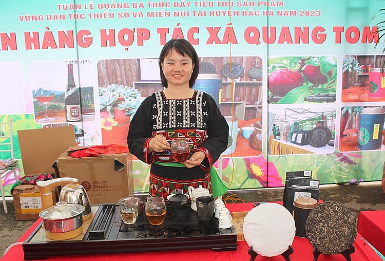 Khu trưng bày của  hợp tác xã Quang Tôm- gắn liền với nữ giám đốc người dân tộc phù lá Sải Thị Bích Huế- nổi tiếng Việt Nam và quốc tế thu hút đông đảo du khách