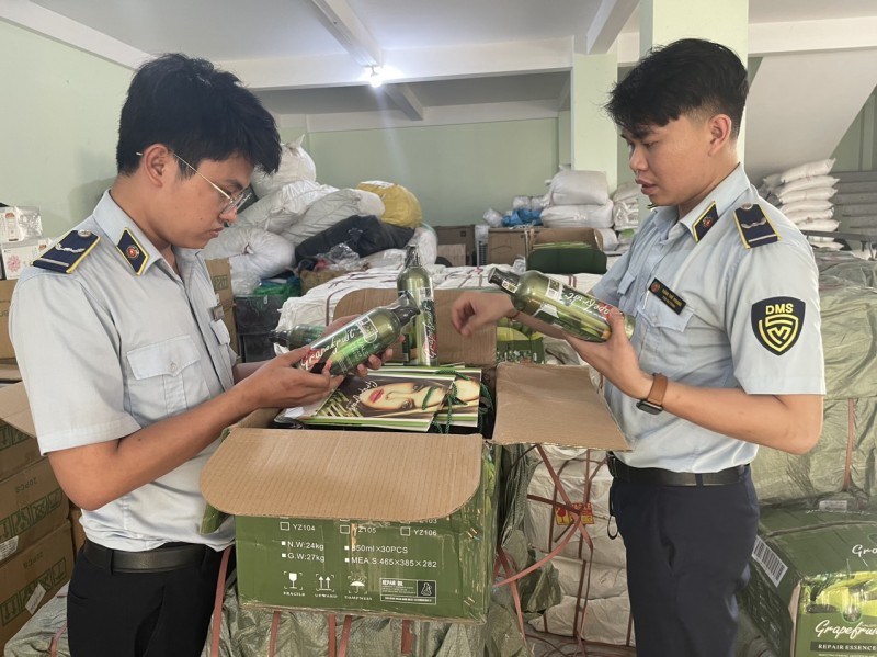 Phú Yên: Tạm giữ hơn 8.400 chai nước uống collagen chuẩn bị tuồn ra thị trường