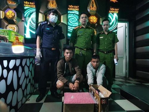Bắt hai đối tượng người nước ngoài vận chuyển trái phép chất ma tuý vào Việt Nam