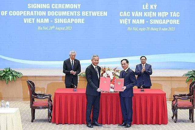 Bộ trưởng Bộ Ngoại giao Bùi Thanh Sơn và Bộ trưởng Bộ Ngoại giao Singapore Vivian Balakrishnan ký Thỏa thuận giữa hai Bộ về Chương trình nghiên cứu và Chương trình nghiên cứu theo chuyên đề dành cho cán bộ cao cấp Đảng Cộng sản Việt Nam (giai đoạn 2024-2026) - Ảnh: VGP/Nhật Bắc