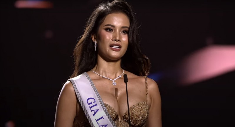 Hương Ly tự tin trả lời trong phần thi ứng xử của Top 3. Ảnh: Miss Universe