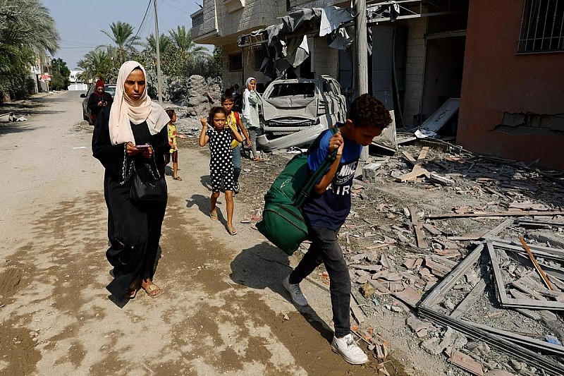 Người dân rời bỏ nhà cửa sau các cuộc tấn công của Israel ở phía nam Dải Gaza. Ảnh: Reuters.