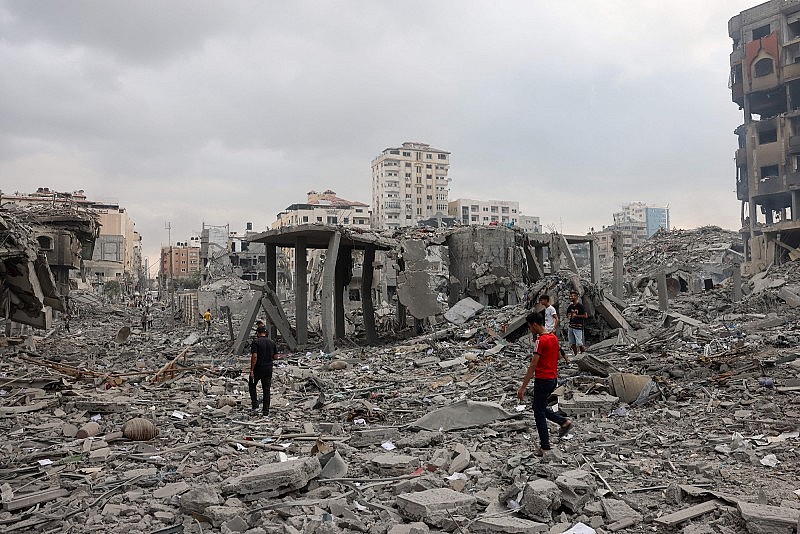 Một khu phố bị thiệt hại nặng nề do các cuộc không kích của Israel vào Dải Gaza sáng 10-10. Ảnh: AFP
