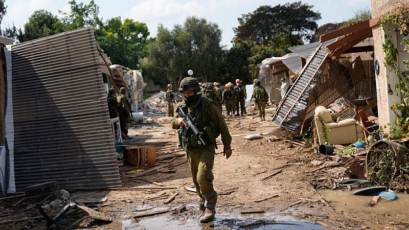Binh sĩ Israel triển khai ở Kfar Aza, phía Nam giáp Dải Gaza vào ngày 10/10/2023. Ảnh: AP
