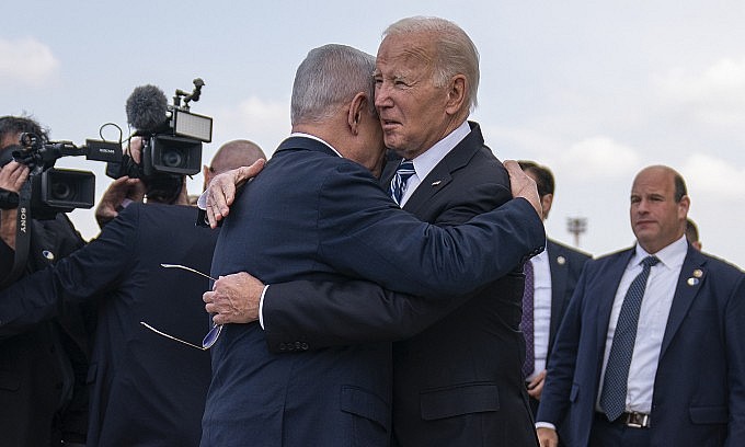 Tổng thống Mỹ Joe Biden (bên phải) ôm Thủ tướng Israel Benjamin Netanyahu trên đường băng sân bay Ben Gurion ở Tel Aviv ngày 18/10. Ảnh: AFP