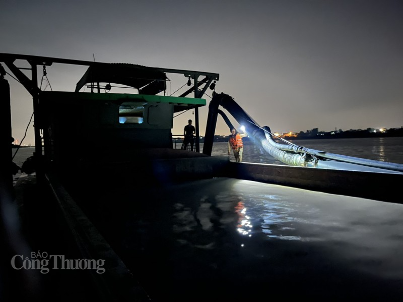 Cảnh sát mật phục bắt tàu khai thác cát trong đêm trên sông Hồng