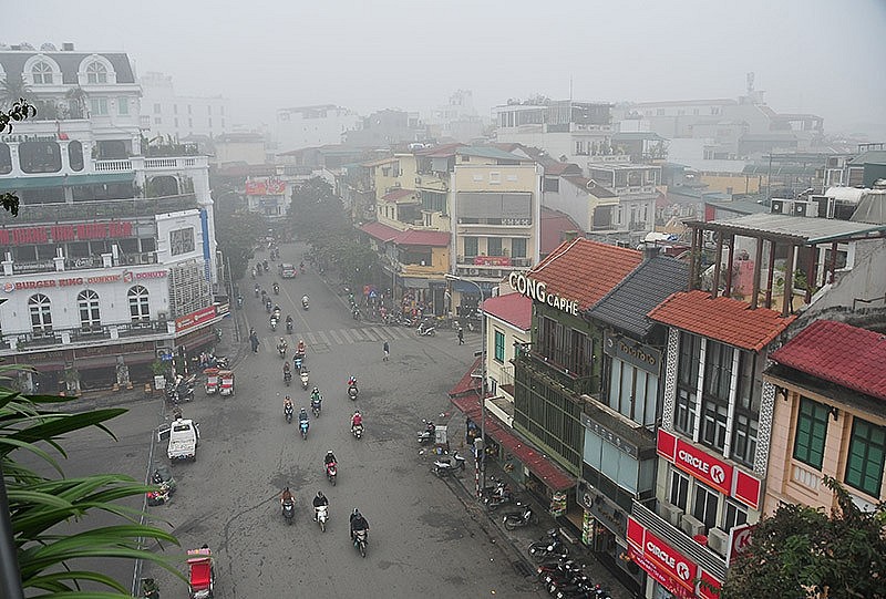 Hà Nội sáng sớm có sương mù nhẹ. Ảnh minh họa