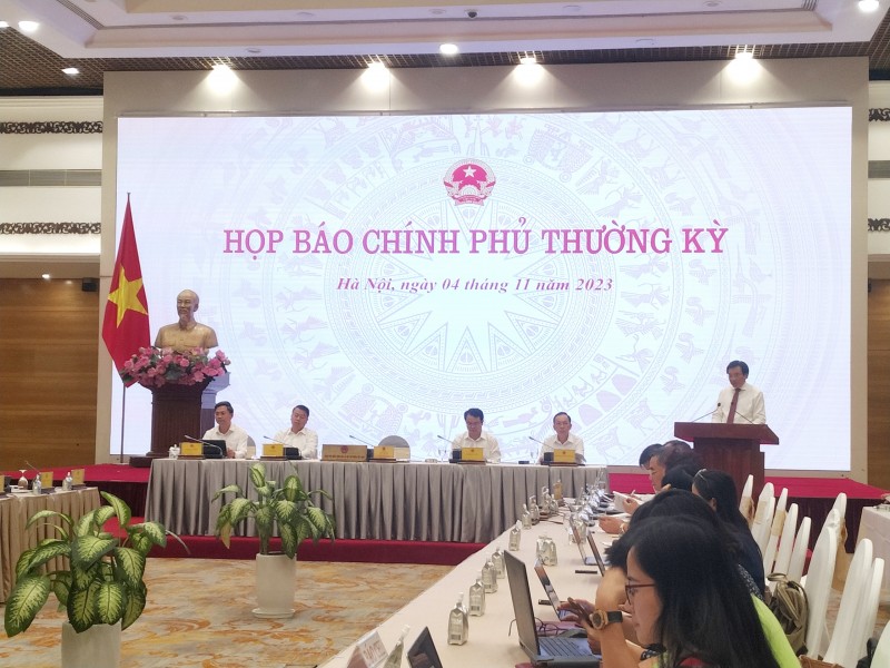 Bộ trưởng Trần Văn Sơn báo cáo trong phiên họp báo chiều nay. Ảnh Thanh Thúy